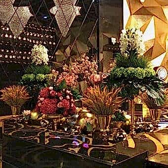 vazoda-yapay-uzun-cicekler