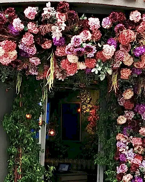 Cafeler için Yapay Ağaç ve Çiçek Uygulamaları