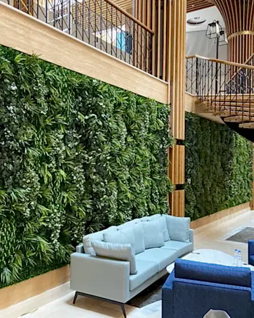 ic-mekanda-dikey-bahce-uygulamasi