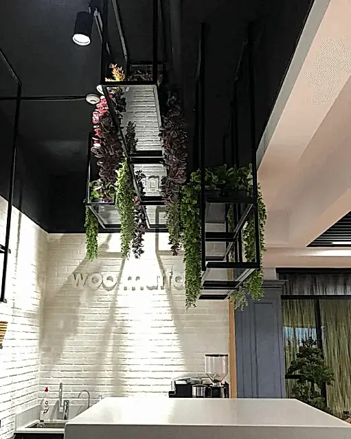 otelde-tavana-sarmasik-dekorasyon-uygulamalari